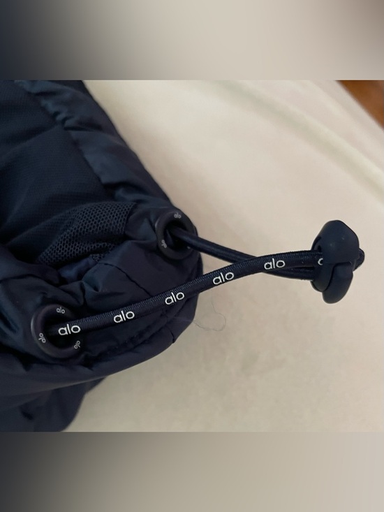 Alo Yoga NWT Gold Rush Puffer Jacket Navy Blue Size M - Picture 12 of 12